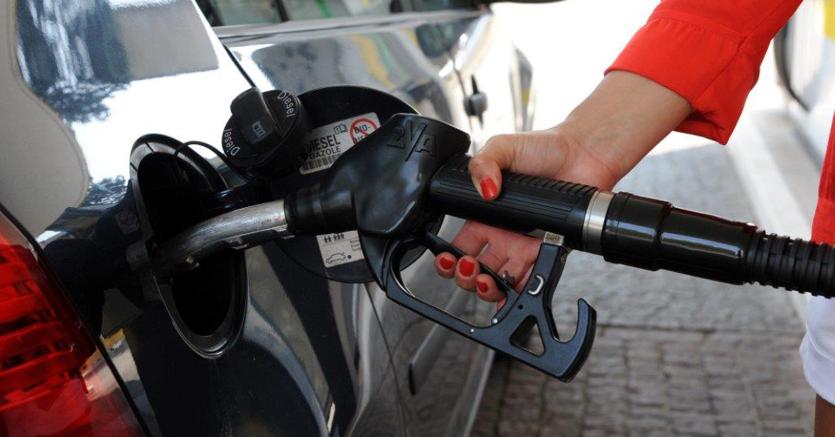 Diesel. Il calo delle vendite di auto a gasolio pone un problema di maggiori costi di gestione per le flotte aziendali. (Fotogramma)