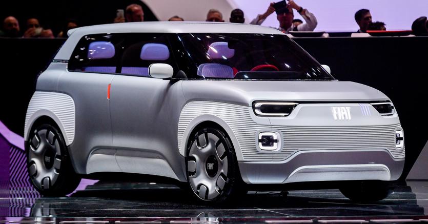 La Fiat Centoventi è un concept di utilitaria elettrica appartenente al segmento B, superiore a quello della Panda alle cui linee interne ed esterne pare ispirarsi