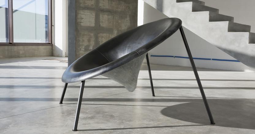 ImperfettoLab, Pùka, design Verter Turroni. Seduta con scocca in vetroresina dalla texture effetto pelle su telaio in metallo