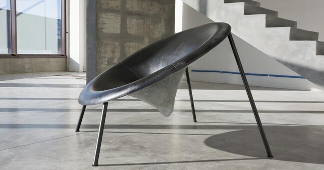 ImperfettoLab, Pùka, design Verter Turroni. Seduta con scocca in vetroresina dalla texture effetto pelle su telaio in metallo 