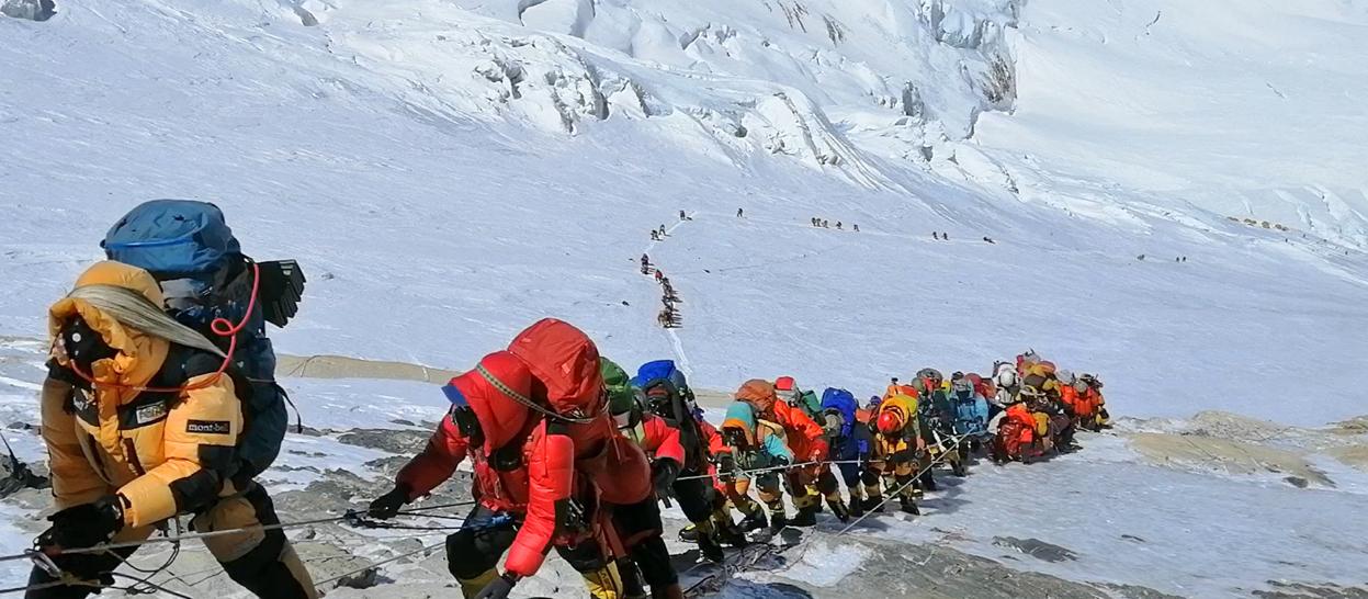 Risultato immagini per renzi che scia sull'Himalaya