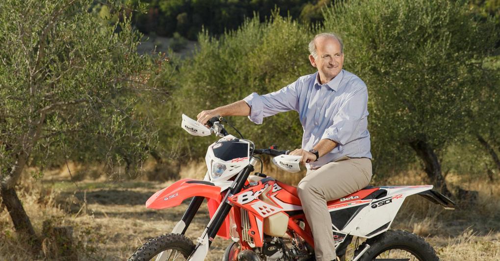 Lamberto Frescobaldi, presidente dell'azienda vinicola Marchesi Frescobaldi, sulla sua moto tra i vigneti di Castello Nipozzano. Il gruppo comprende 8 tenute in Toscana (Castello Pomino, Castello Nipozzano, Tenuta Castiglioni, Tenuta CastelGiocondo, Tenuta Ammiraglia, Tenuta Perano e Remole, Gorgona) e una in Collio (Attems) 