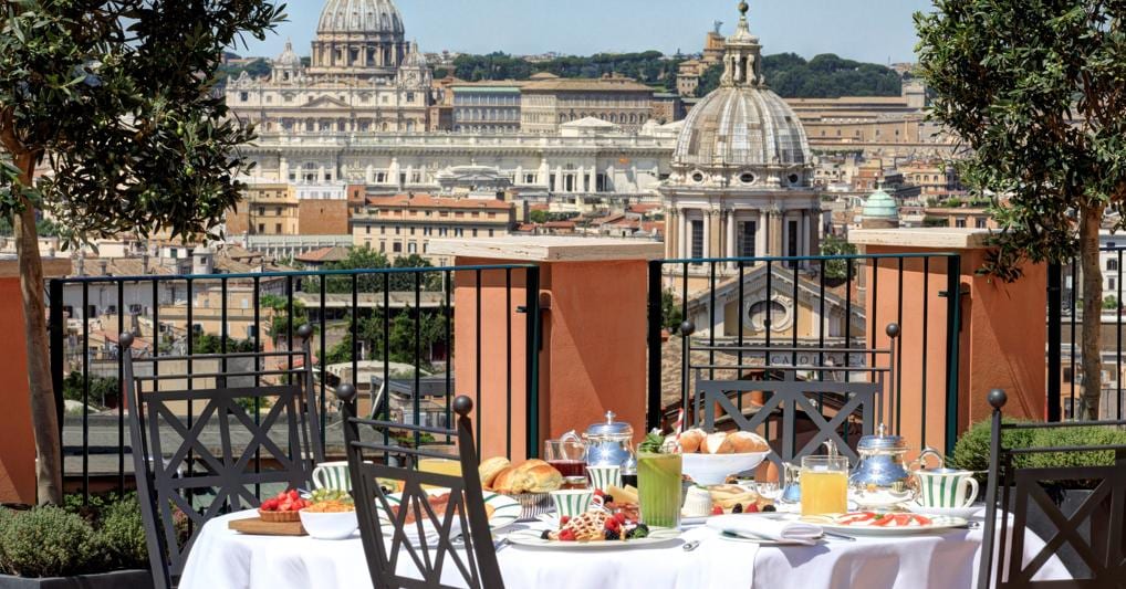 Colazione in terrazza all’hotel de la Ville a Roma 