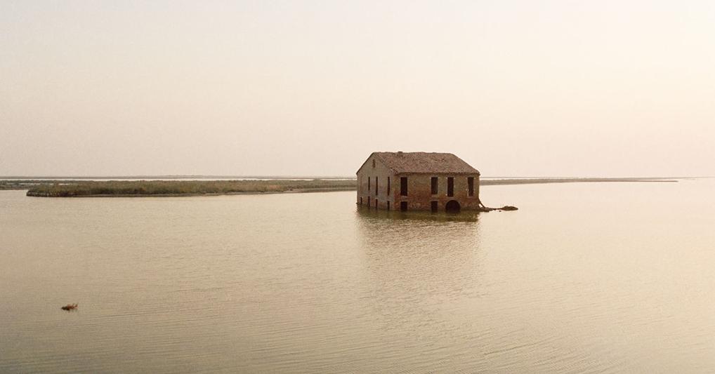 La casa sull’acqua nel Po in piena Argine Agosta Comacchio, 1989 fotografia di Luigi Ghirri (© Eredi di Luigi Ghirri) 