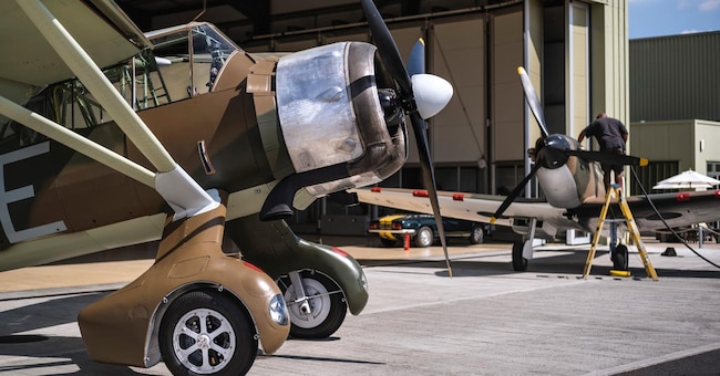 Un Westland Lysander e uno Spitre Mk I.