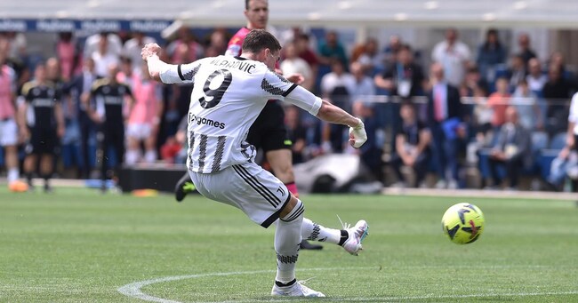 Juventus's Dusan Vlahovic scores the goal 0-2 during the Italian Serie A soccer match Atalanta BC vs Juventus FC at the Gewiss Stadium in Bergamo, Italy, 7 May 2023. ANSA/MICHELE MARAVIGLIA
