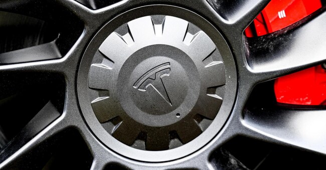 Logo Tesla sulla ruota di una vettura presso Hangelsberg (Berlino) EPA/FILIP SINGER