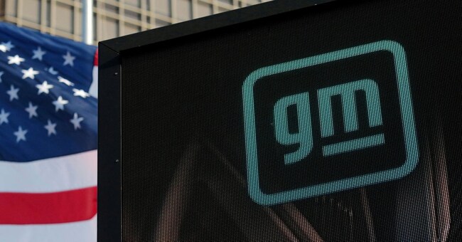 Il logo di GM sulla facciata della sede a Detroit, Michigan REUTERS/Rebecca Cook/