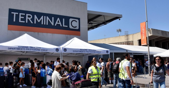 Continue the inconveniences at the airport of Catania two weeks after the fire that made terminal A unusable, 31 July 2023. ANSA/ORIETTA SCARDINO