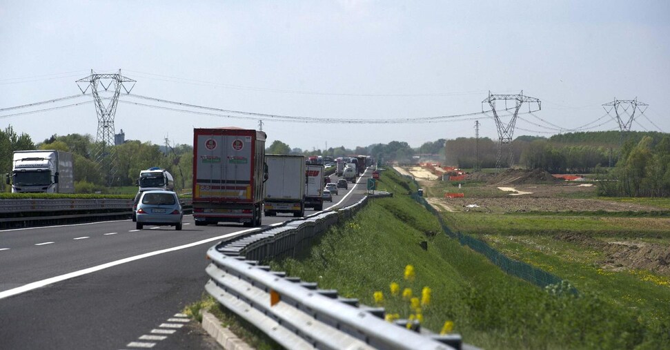 Scontro tra autobus e tir sull'A4, tre feriti gravi - Il Sole 24 ORE