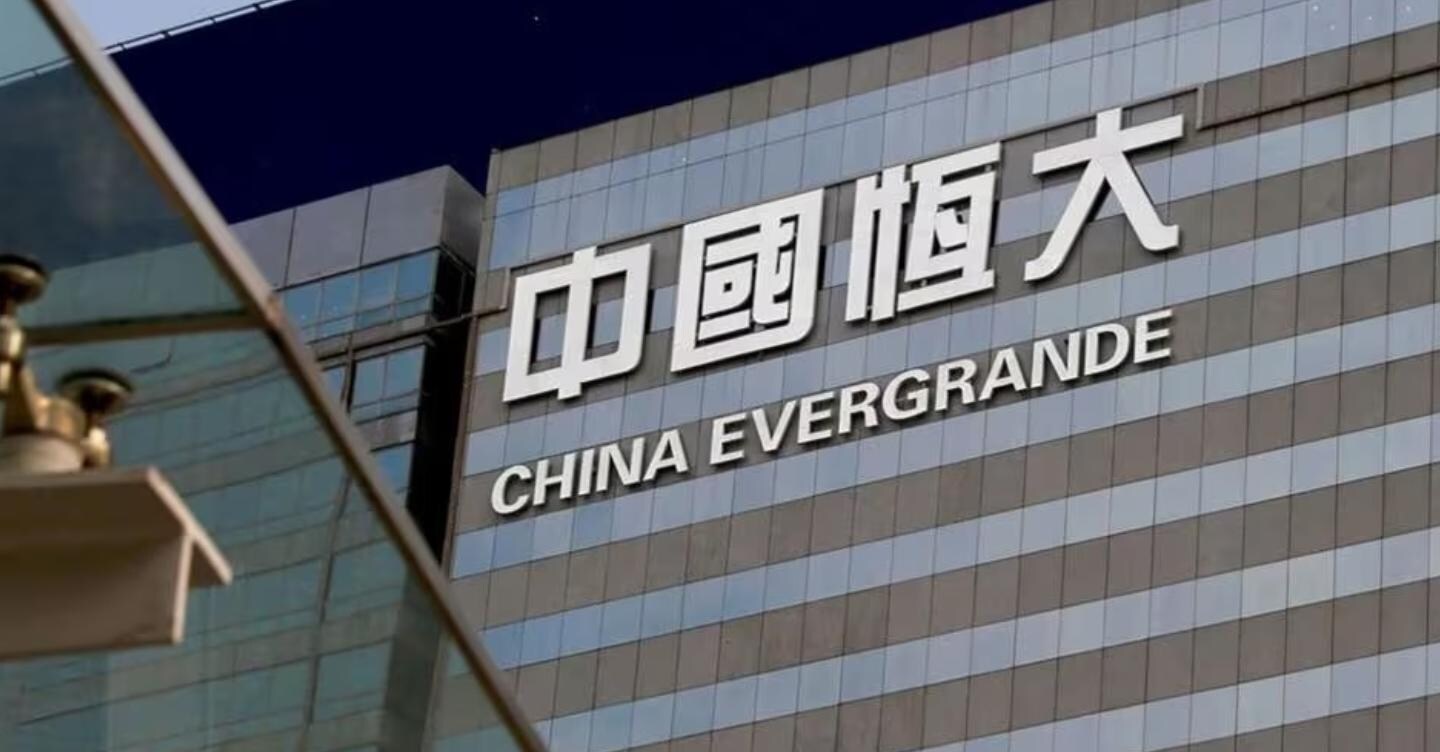 Evergrande torna alla Borsa di Hong Kong, ma crolla del 90%