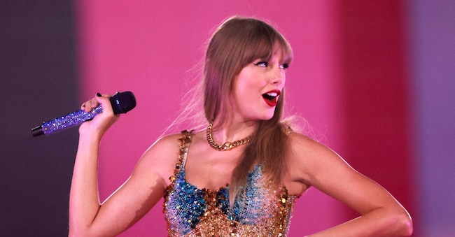 Taylor Swift durante l'Eras Tour al Sofi stadium di Inglewood, California (Photo by Michael Tran / AFP)