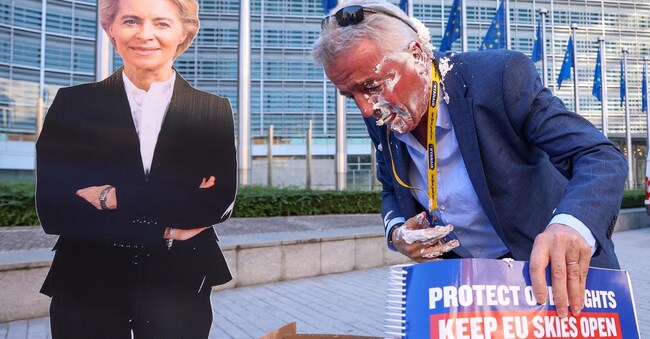 Il Ceo di Ryanair Michael O'Leary centrato da una torta lanciata da un attivista davanti alla sede della Commissione europea
