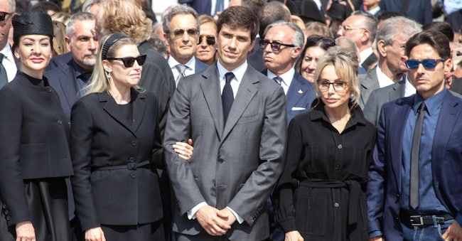 Eleonora, Barbara, Luigi, Marina, Pier Silvio e Paolo Berlusconi (D) al termine dei funerali di Stato dell'ex presidente del Consiglio e leader di Forza Italia, Silvio Berlusconi, all'esterno del Duomo di Milano, 14 giugno 2023. ANSA/DAVIDE CANELLA ///// Eleonora, Barbara, Luigi, Marina, Pier Silvio and Paolo Berlusconi (R) at the end of the State funeral of the Former Italian Prime Minister and leader of Italian party "Forza Italia", Silvio Berlusconi, outside the Milan Cathedral (Duomo), Milan, Italy, 14 June 2023. Silvio Berlusconi died at the age of 86 on 12 June 2023 at Milan's San Raffaele hospital. The Italian media tycoon and Forza Italia (FI) party founder, dubbed as 'Il Cavaliere' (The Knight), served as prime minister of Italy in four governments. The Italian government has declared 14 June 2023 a national day of mourning. ANSA/DAVIDE CANELLA