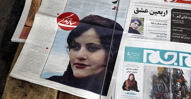 Il volto di Mahsa Amini sui giornali iraniani due giorni dopo il suo omicidio, il 16 settembre 2022