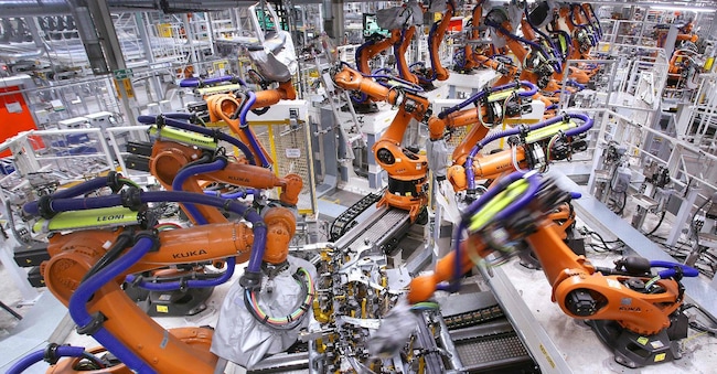 Robot industriali Kuka AG al lavoro sulla carrozzeria della Volkswagen ID.3. Le norme Euro 7 non riguarderanno solo i veicoli a motore endotermico, ma anche il particolato creato dai veicoli elettrici (Photo by RONNY HARTMANN / AFP)