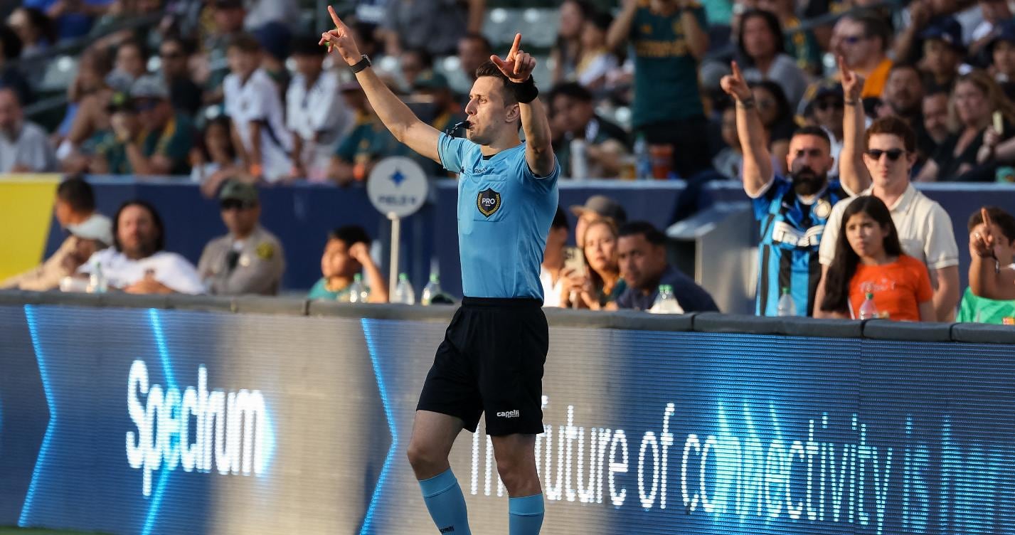 Calcio, accordo Figc-Dazn: da domenica 24 settembre audio var in tv 