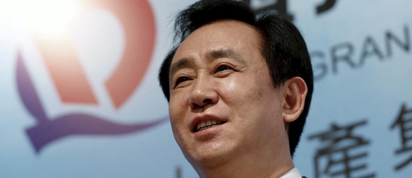 Evergrande: titolo in rally alla ripresa delle contrattazioni, indagini sul fondatore in corso 