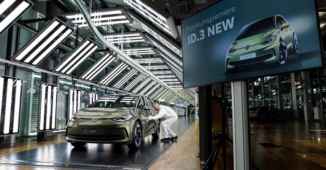 La nuova Volkswagen ID.3 elettrica presentata alla  Glaeserne Manufacturer di Dresda (Photo by JENS SCHLUETER / AFP)