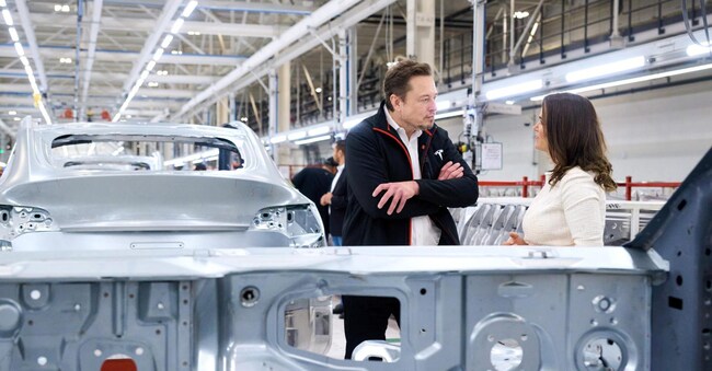 Il ceo di Tesla Elon Musk e la presidente ungherese Katalin Novak il 25 settembre 2023 nella gigafactory di Austin, Texas. EPA/Gyula Bartos HANDOUT HANDOUT - EDITORIAL USE ONLY - NO SALES HANDOUT EDITORIAL USE ONLY/NO SALES