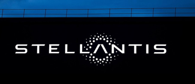 FILE PHOTO: The logo of Stellantis is seen on a company's building in Velizy-Villacoublay near Paris, France, February 23, 2022. REUTERS/Gonzalo Fuentes/File Photo