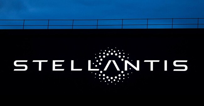 FILE PHOTO: The logo of Stellantis is seen on a company's building in Velizy-Villacoublay near Paris, France, February 23, 2022. REUTERS/Gonzalo Fuentes/File Photo
