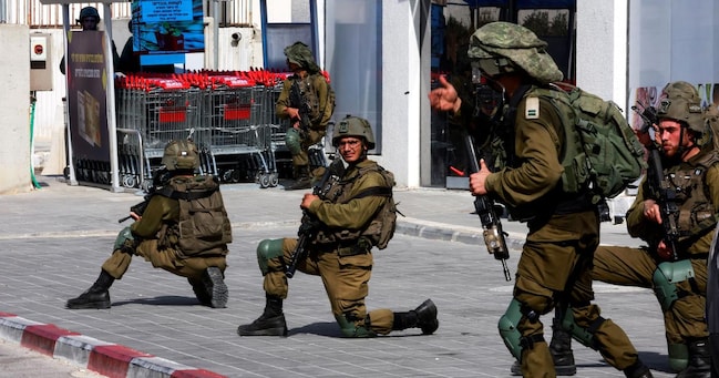 Soldati israelianimettono in sicurezza un’area residenzialw dopo un’infiltrazione di massa da parte di uomini armati di Hamas provenienti dalla Striscia di Gaza, a Sderot, nel sud di Israele, il 7 ottobre 2023