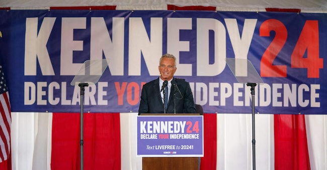 Robert F. Kennedy Jr. annuncia il cambio di partito davanti ad una folla di sostenitori a Philadelphia, in Pennsylvania. 