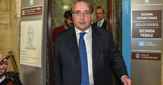 L’ex direttore del Sole 24 Ore, Roberto Napoletano, esce dall’aula dopo la sentenza di assoluzione, Milano, 11 ottobre 2023. ANSA/MATTEO CORNER