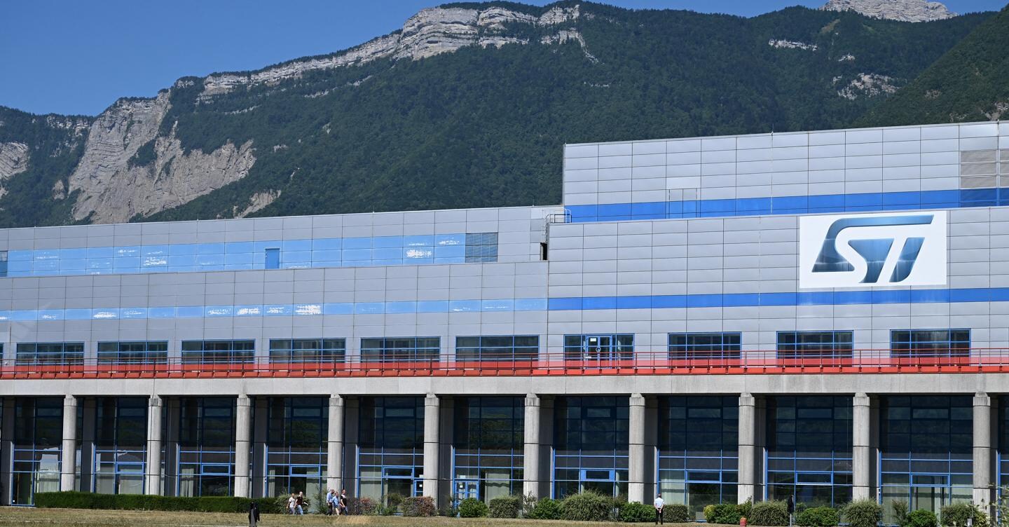 St in testa al listino dopo la conferma del target 2025-2027 