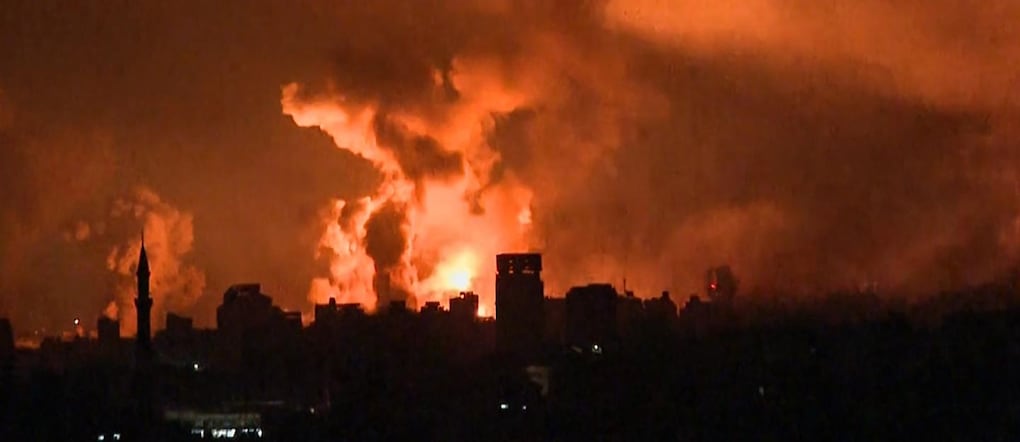 Fiamme su Gaza City durante i bombardamenti serali di Israele