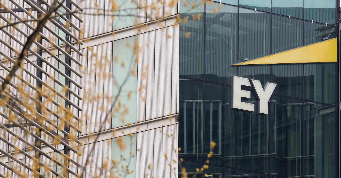 EY UK taglia compensi e personale: la crisi morde anche i piani alti