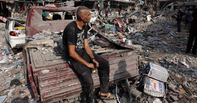 Un uomo siede in mezzo alla distruzione a seguito degli attacchi israeliani sul campo di Al-Shatee a Gaza City, il 28 ottobre 2023 (Foto di MOHAMMED ABED / AFP)