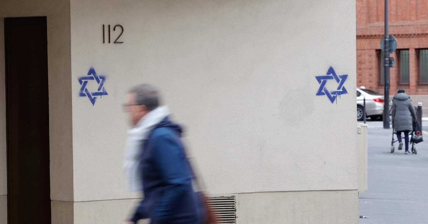 Stelle di David su palazzi e negozi a Parigi, allarme antisemitismo. Vienna: incendio e svastiche al cimitero ebraico