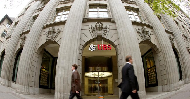 FILE PHOTO: People walk past the headquarters of Swiss bank UBS in Zurich April 30, 2013. REUTERS/Arnd Wiegmann/File Photo