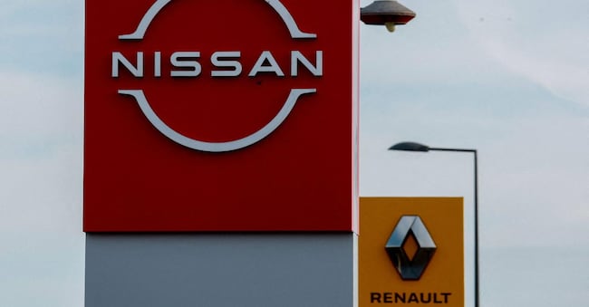 I logo di Nissan e Renault presso una concessionaria francese a Le Coteau, luglio 2023. REUTERS/Gonzalo Fuentes/File Photo