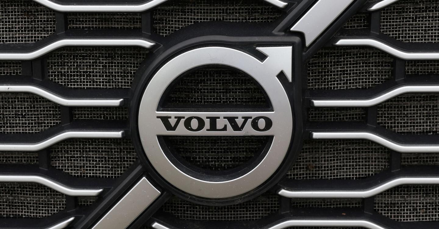 Volvo, Geely vende azioni  e non lascia nulla in Svezia. Titolo  ai minimi