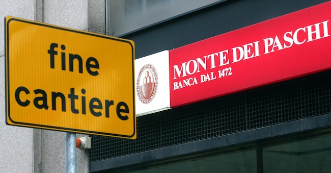 L'insegna della filiale del Monte dei Paschi di Siena in via Fara, a Milano, 19 dicembre 2016. ANSA/MATTEO BAZZI
