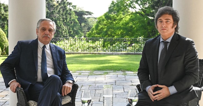 Il presidente uscente dell’Argentina, Alberto Fernandez (a sinistra), con il presidente eletto Javier Milei