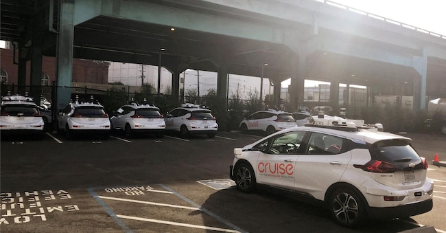 Un robotaxi Cruise parcheggiato nella sede della società, a San Francisco. REUTERS/Heather Somerville//File Photo