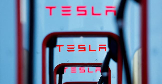 Super chargers Tesla nel Mojave. REUTERS/Mike Blake/File Photo