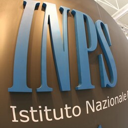 L'insegna Inps - Istituto nazionale previdenza sociale in una foto d'archivio. ANSA 