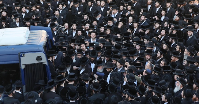 Ebrei ultraortodossi in lutto attorno a un veicolo che trasporta il corpo del rabbino Elimelech Vaserman, 73 anni, durante il suo funerale a Gerusalemme, Israele, 30 novembre 2023. Il rabbino Elimelech Vaserman è una delle tre vittime israeliane uccise da due uomini armati palestinesi a Gerusalemme nel corso della giornata. EPA/ABIR SULTAN