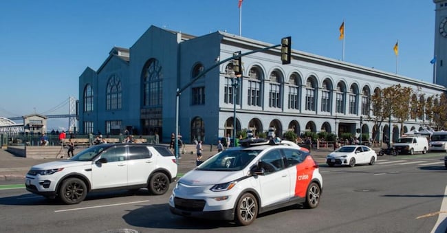 Auto senza guidatore. La Cruise della General Motors nel traffico di San Francisco a Marina Boulevard durante i test di guida autonoma. Sullo sfondo il Golden Gate Bridge