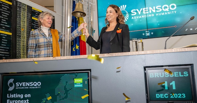 La vicepresidente Solvay Francoise De Viron (a sinistra) e il CEO di Syensqo Ilham Kadri (a destra) sono raffigurati durante la cerimonia della campana della Borsa Euronext di Bruxelles, mentre danno il benvenuto a Syensqo nell’indice Bel20. (Photo by JONAS ROOSENS / BELGA MAG / Belga via AFP)
