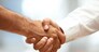 Closeup of a business handshake --- 27/11/2019 - ILSOLE24ORE - FOCUS-NT - 2 (mediazione)