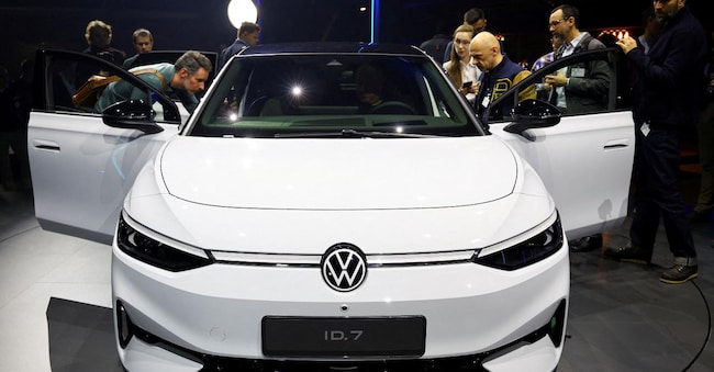 La Volkswagen ID.7, berlina elettrica, durante la presentazione a Berlin, il 17 aprile 2023. REUTERS/Fabrizio Bensch/File Photo