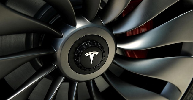 La ruota di una Tesla Model 3.  REUTERS/James Glover II/File Photo