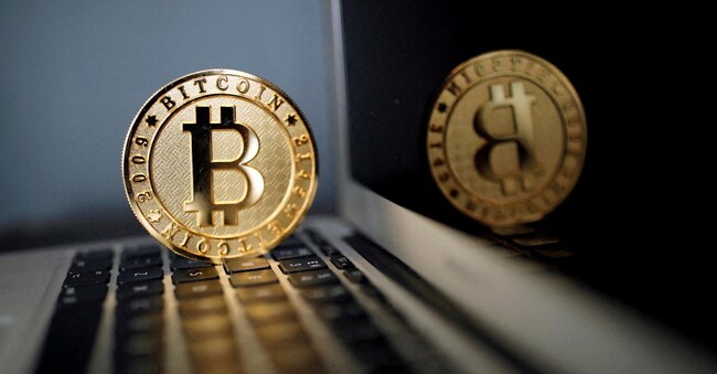 Un bitcoin in una illustrazione a La Maison du Bitcoin a Paris. REUTERS/Benoit Tessier/File Photo