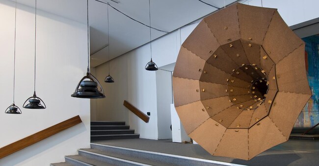 “A Tentative Call to the Other”( 2010), di Robin Meier è un’installazione sonora commissionata dal Musée d’Art Moderne di Parigi per la mostra DYNASTY, nel 2010. Si tratta di in un giardino pensile di altoparlanti sospesi dove il visitatore è immerso nell’attività elettromagnetica che lo circonda. ©P.Antoine